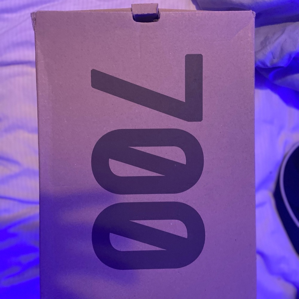 Yezzy 700 mnvm